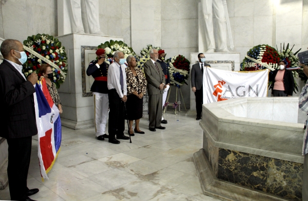 AGN conmemora Independencia Nacional con ofrenda floral en Altar de la Patria