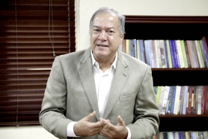 Economista Félix Calvo dona documentos sobre crisis del 2002