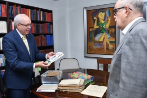 Donan manuscrito de Tulio Manuel Cestero al Archivo General de la Nación