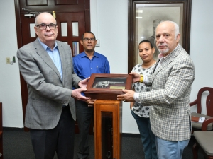 El Archivo General de la Nación recibe donación de revólveres históricos de Enriquillo